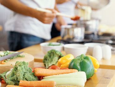 quà sinh nhật cho vợ - chuẩn bị bữa ăn