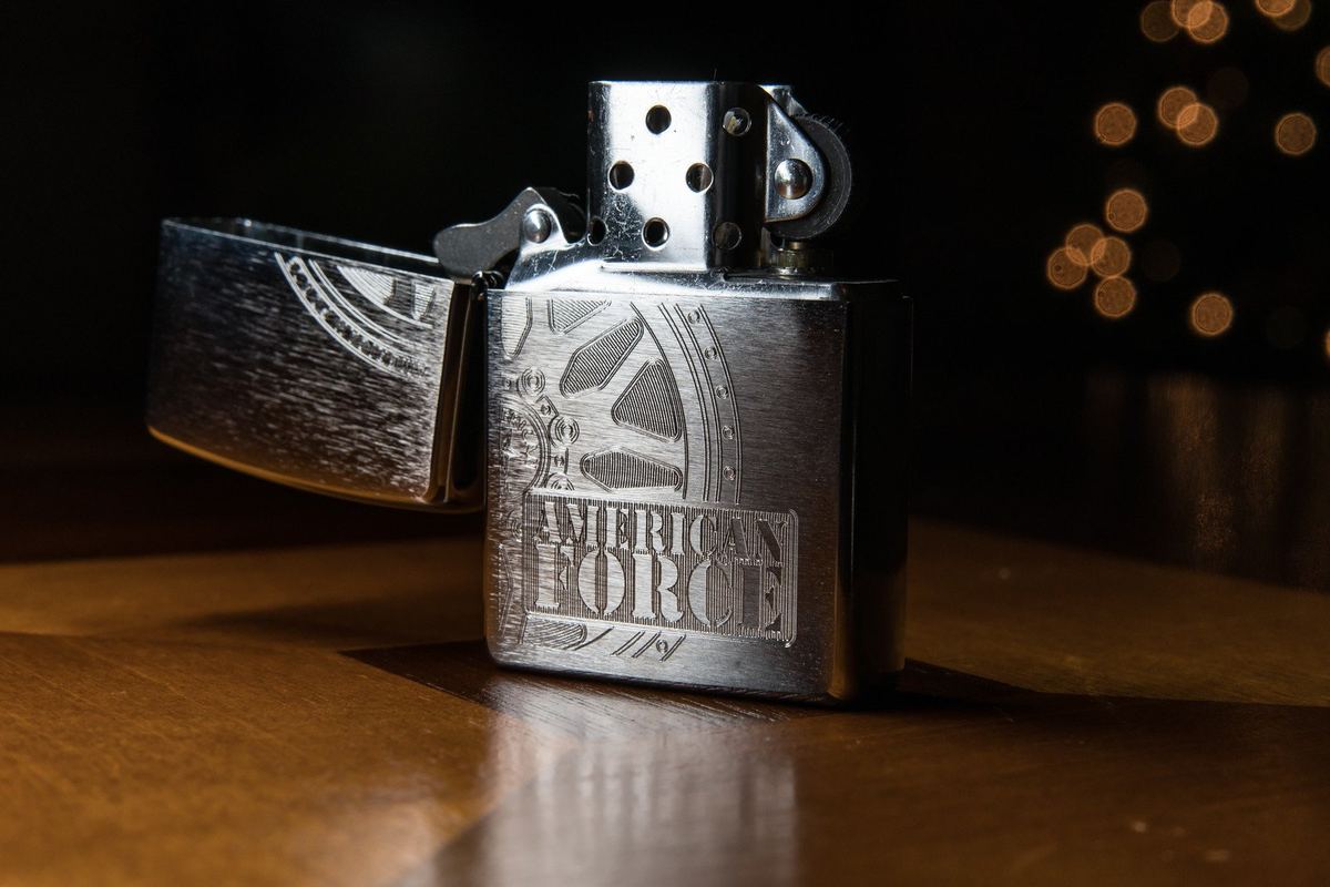 quà tặng kỷ niệm ngày cưới cho bạn bè - zippo
