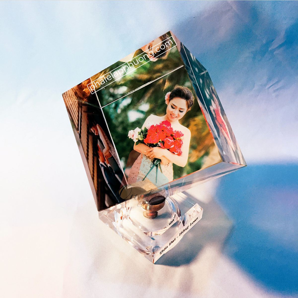 Pha lê lập phương in hình LIGHT